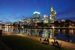 Frankfurts imponerende skyline tager sig mest imponerende ud, når tusmørket falder på og lysene i skyskraberne tændes. Foto: Jens Henrik Nybo