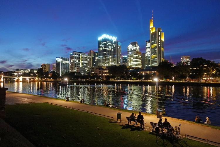 Frankfurts imponerende skyline tager sig mest imponerende ud, når tusmørket falder på og lysene i skyskraberne tændes. Foto: Jens Henrik Nybo