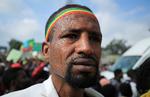 En mand deltager i en demonstration til støtte for oprørsgruppen National Defense Force. Oprørerne fra Tigray-regionen i det nordlige Etiopien trænger frem mod hovedstaden Addis Abeba, efter at de har indtaget to nøglebyer. Foto: Tiksa Negeri/Ritzau Scanpix