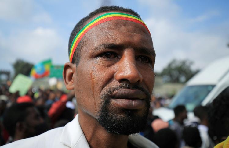 En mand deltager i en demonstration til støtte for oprørsgruppen National Defense Force. Oprørerne fra Tigray-regionen i det nordlige Etiopien trænger frem mod hovedstaden Addis Abeba, efter at de har indtaget to nøglebyer. Foto: Tiksa Negeri/Ritzau Scanpix