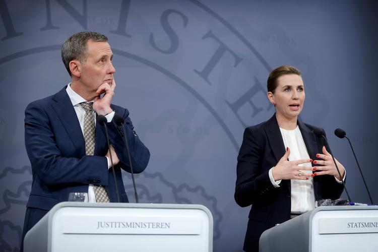 Statsminister Mette Frederiksen var ledsaget af justitsminister Nick Hækkerup., da hun forklarede sig i sagen om slettede sms'er i minksagen.  Foto: Jens Dresling