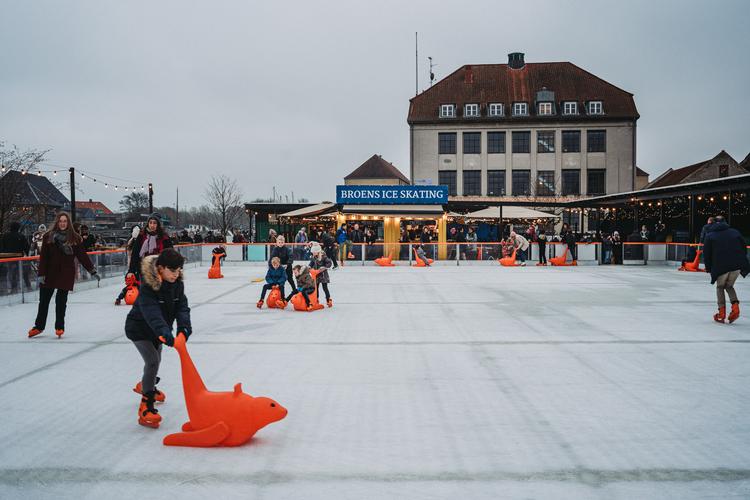 På med skøjterne. Banen ved Broens Gadekøkken åbner for en ny sæson fredag i denne uge. Foto: PR