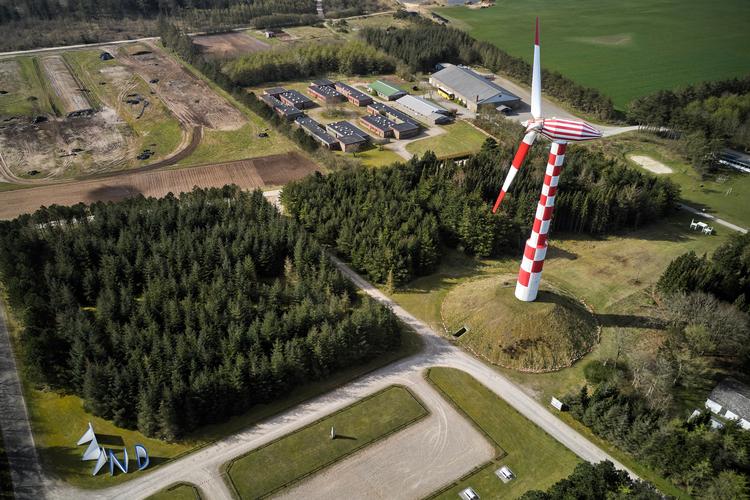 Det velkendte symbol på Tvind er vindmøllen, som blev færdig i 1978, og som står i Tvind ved Ulfborg i Vestjylland. Her ligger også Det Nødvendige Seminarium, som sender studerende ud og arbejde på opholds- og bosteder. Foto: Claus Bonnerup/Ritzau Scanpix