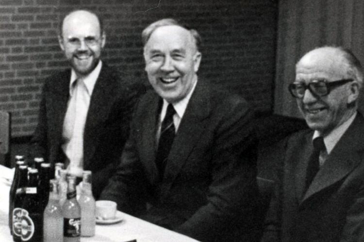 Verner Larsen (midten) var borgmester i Suså Kommune fra 1974 til 1990. Her ses han ved indvielsen af en tilbygning til Herlufmagle Skole i 1980. Til venstre ses i øvrigt skoleinspektør Jørgen Duedahl og til højre den afgående skoleinspektør C.E. Jongberg.  Foto: Næstvedarkiverne