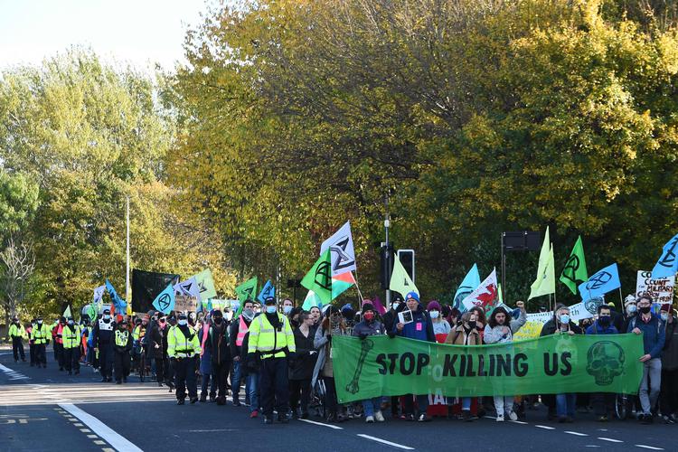 Klimaaktivister fylder en del i Glasgow under klimatopmødet. Torsdag kunne de for en gangs skyld  marchere i solskin i byen. Foto: Andy Buchanan/Ritzau Scanpix