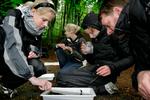 Friluftsliv har mange former.  Her en biologilejrskole på Molslaboratoriet, hvor der bliver indsamlet insekter og analyseret vandløb. Foto: Rasmus Baaner