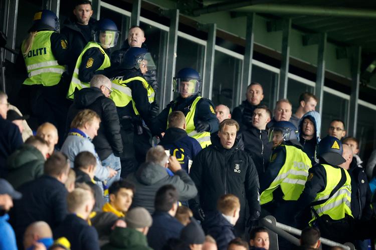 Politiet måtte i aktion, da der udbrød slagsmål mellem fans fra Brøndby og Rangers FC. forud for kampen i Europa League på Brøndby Stadion. Foto: Jens Dresling