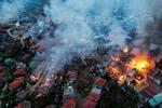 Byen Thantlang i det vestlige Myanmar blev 29. oktober sat i flammer. Forinden var de fleste af omkring 10.000 indbyggere flygtet. Foto: Stringer/Ritzau Scanpix