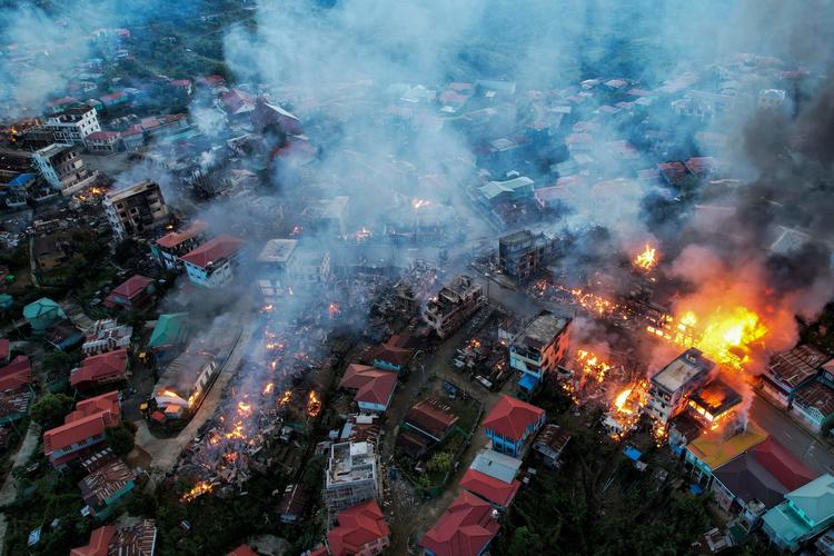 Byen Thantlang i det vestlige Myanmar blev 29. oktober sat i flammer. Forinden var de fleste af omkring 10.000 indbyggere flygtet. Foto: Stringer/Ritzau Scanpix