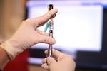 ANNANDALE, VIRGINIA - NOVEMBER 04: A pharmacist prepares a child-sized dose of the Pfizer BioNTech COVID-19 vaccine at the Fairfax County Government Center on November 04, 2021 in Annandale, Virginia. The federal government approved the coronavirus vaccine for children between the ages of 5 and 11 this week. Chip Somodevilla/Getty Images/AFP == FOR NEWSPAPERS, INTERNET, TELCOS &amp; TELEVISION USE ONLY == Foto: Chip Somodevilla/Ritzau Scanpix