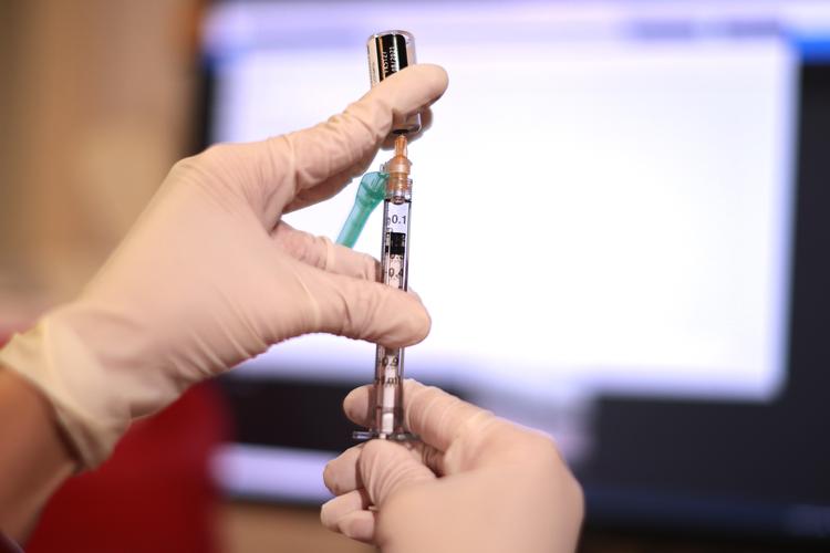ANNANDALE, VIRGINIA - NOVEMBER 04: A pharmacist prepares a child-sized dose of the Pfizer BioNTech COVID-19 vaccine at the Fairfax County Government Center on November 04, 2021 in Annandale, Virginia. The federal government approved the coronavirus vaccine for children between the ages of 5 and 11 this week. Chip Somodevilla/Getty Images/AFP == FOR NEWSPAPERS, INTERNET, TELCOS &amp; TELEVISION USE ONLY == Foto: Chip Somodevilla/Ritzau Scanpix