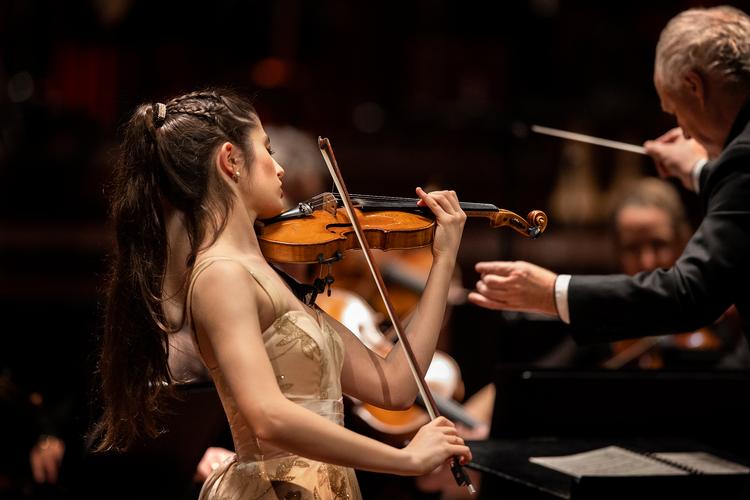Spanske Maria Dueñas viste sin tekniske kunnen med Max Bruchs violinkoncert, som opvarmning til Mahler Foto: Finn Frandsen