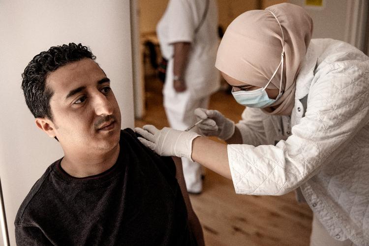 Der har de seneste uger været en stigning i antallet af danskere, der påbegynder coronavaccination. Her er det Ahmed Abdelbaky, der i agust blev vaccineret mod covid-19. Foto: Jacob Ehrbahn