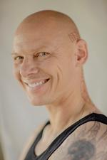 Jim Lyngvild, med det borgerlige navn Jim-Martin Alexandar Konstantin Falke-Skjold Wegener Lyngvild, bidrager til december til udstillingen 'Vølver, guld og guder' på Køge Museum. Nu skal han også bidrage til Køges kommende museum og nordisk mytologi.  Foto: Miriam Dalsgaard