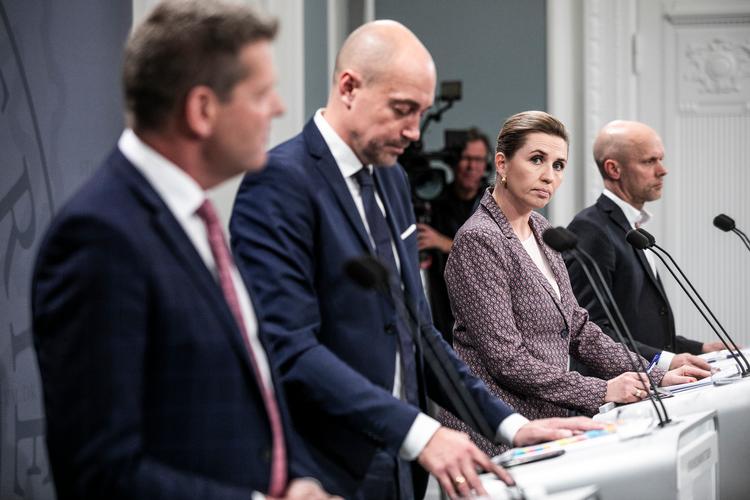 Pressemødet mandag aften, hvor regeringens planer om at igen at klassificere corona til en samfundkritisk sygdom og indføre coronapasset blev præsenteret.  Foto: Ólafur Steinar Rye Gestsson/Ritzau Scanpix