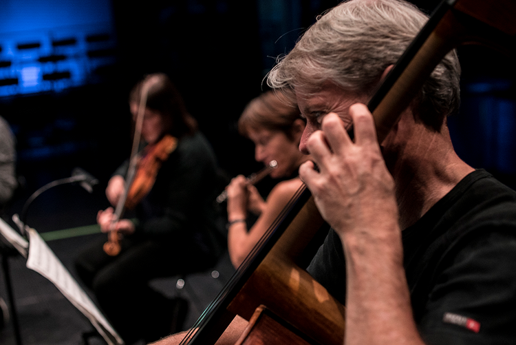 Esbjerg Ensemble har indspillet Allan Gravgaard Madsens nutidige version af Langgaards 'Afgrundsmusik', hvor det handler om ondskab og uhygge. Foto: PR-foto