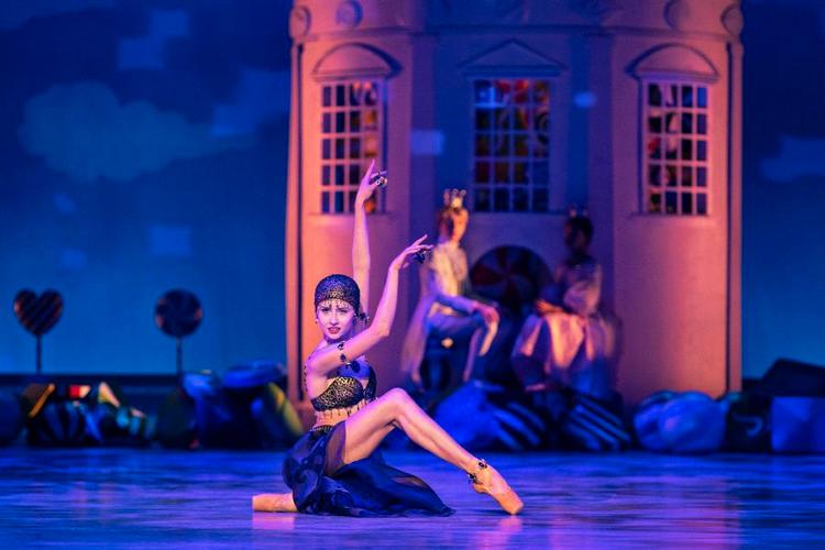 Det orientalske og andre etniske arketyper udgør en stor del af en klassisk ballet som 'Nøddeknækkeren', her i versionen der for tiden spilles på Det Kongelige Teater.  Foto: Henrik Stenberg/Det Kgl. Teater
