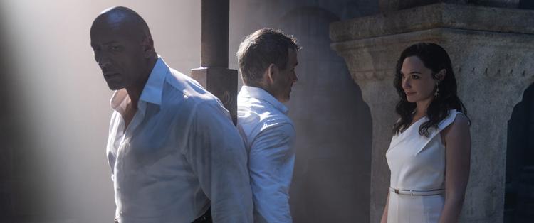 Dwayne Johnson og Ryan Reynolds er de uheldige helte, som her er fanget af mestertyven the Bishop, Gal Gadot. Foto: Netflix  Foto 