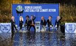 Klimaaktivister klædt ud som verdensledere demonstrerer ved klimatopmødet i Glasgow.  Foto: Andy Buchanan/Ritzau Scanpix