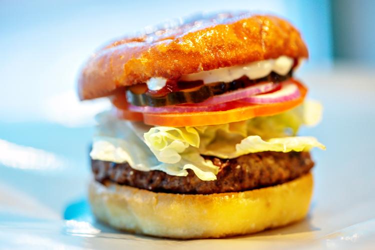 »Louis Burger (foto, red.) bruger en sauce, der får mig til at synge og danse«, skriver klummeskribenten. Men det er en anden burger, der har vundet hendes hjerte. Foto: Miriam Dalsgaard