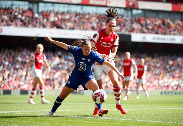 Simone Boye  (th) og Arsenal slog tidligere i år  Chelsea i den   engelske liga, hvor der var  8.705  tilskuere til derbyet.  Foto: Peter Cziborra/Ritzau Scanpix
