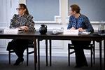 Barbara Bertelsen (tv) og Mette Frederiksen får gransket deres sms'er. Foto: Jens Dresling