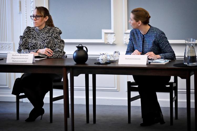 Barbara Bertelsen (tv) og Mette Frederiksen får gransket deres sms'er. Foto: Jens Dresling