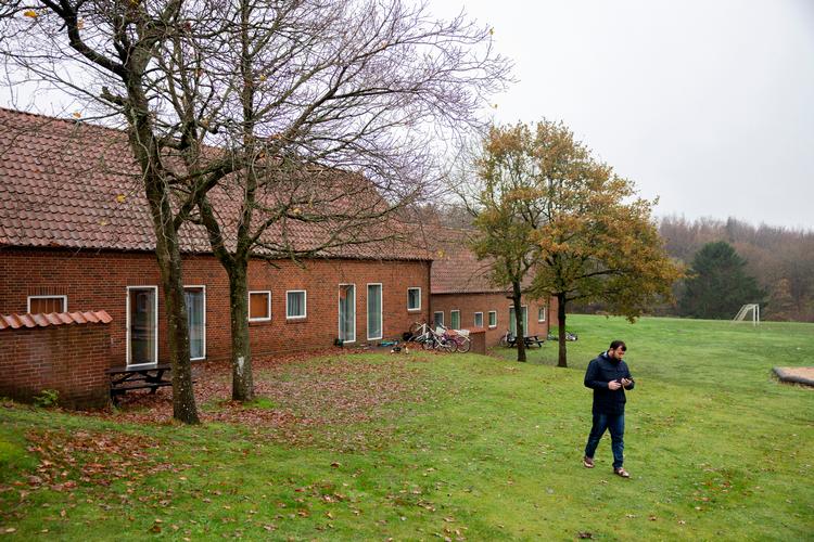 Den tidligere sikkerhedsrådgiver Abdul Halim Mukhles går tur bag asylcenter Holstebro, hvor han bor sammen med sin hustru og deres seks børn. Sikkerhedsrådgiveren var jaget af Taleban og håber at få asyl her i landet.
 Foto: Thomas Borberg