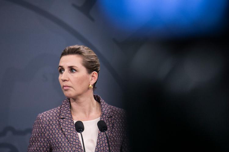 Statsminister Mette Frederiksen (S) gjorde spørgsmålet om vaccination mod covid-19 til et moralsk anliggende på pressemødet mandag aften. Foto: Ólafur Steinar Rye Gestsson/Ritzau Scanpix