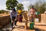 Udviklingsminister Flemming Møller Mortensen (S) pumper vand i en landsby i Burkina Faso 28. oktober. Ministeren blev meget berørt af, hvor hårdt indbyggerne var ramt af klimaforandringer, fortæller han. Derfor er han glad for, at Danmark er ved at øge sin klimabistand - men det sker på bekostning af anden ulandsbistand, siger kritikere.  Foto: Ida Marie Odgaard/Ritzau Scanpix