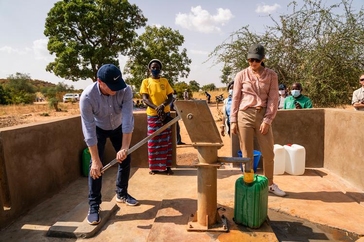 Udviklingsminister Flemming Møller Mortensen (S) pumper vand i en landsby i Burkina Faso 28. oktober. Ministeren blev meget berørt af, hvor hårdt indbyggerne var ramt af klimaforandringer, fortæller han. Derfor er han glad for, at Danmark er ved at øge sin klimabistand - men det sker på bekostning af anden ulandsbistand, siger kritikere.  Foto: Ida Marie Odgaard/Ritzau Scanpix