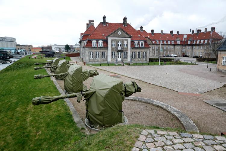 Nyholms flådehistoriske bygninger  - her med batteriet Sixtus i forgrunden - søges bevaret. Men hvad der skal ske med den gamle flådebase er ikke fastlagt. En række høringssvar opfordrer Slots- og Kulturstyrelsen til at frede så meget som muligt af det enestående bygningsmiljø. Foto: Jens Dresling