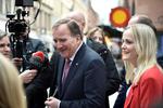 Stefan Löfven omgivet af journalister, da han tidligere i dag ankom til Sveriges Riksdag for at indgive sin afskedsbegæring til parlamentets formand.  Foto: Duygu Getrien/Ritzau Scanpix