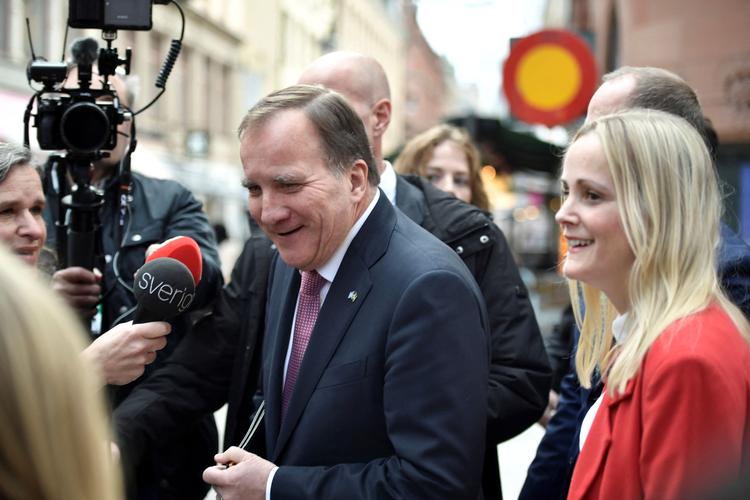 Stefan Löfven omgivet af journalister, da han tidligere i dag ankom til Sveriges Riksdag for at indgive sin afskedsbegæring til parlamentets formand.  Foto: Duygu Getrien/Ritzau Scanpix