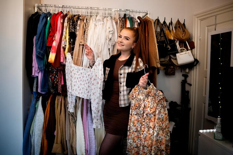 Amalie Sode er influencer på YouTube, som laver videoer, hvor hun køber en masse tøj fra Shein - de såkaldte hauls - og prøver det på, så hendes følgere kan se materialet, og hvordan det passer på kroppen.  Foto: Finn Frandsen