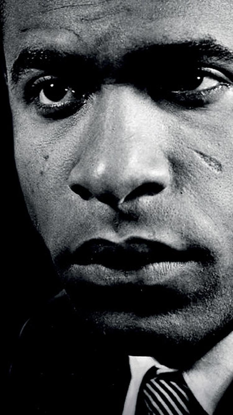 Frantz Fanon var læge, forfatter, psykiater, filosof og frihedskæmper, født i Martinique i 1925. Han udgav 'Fordømte her på jorden' i 1961 og døde samme år.  Foto: Udsnit af bogforside