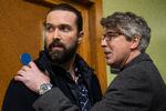 Jimmy Kinsella (tv.) mister sin søn på grund af sin fætters brovtende fremfærd. Og det kommer der så en gangsterkrig ud af, selv om Frank Kinsella (th.) forsøger at forhindre det.  