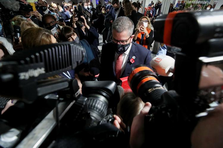 Lederen af klimatopmødet, den britiske minister Alok Sharma, har onsdag afleveret sit første udkast til årets klimaaftale. Det er overraskende ambitiøst på flere punkter; de næste to-tre dage vil vise, om teksten overlever. Foto: Yves Herman/Ritzau Scanpix