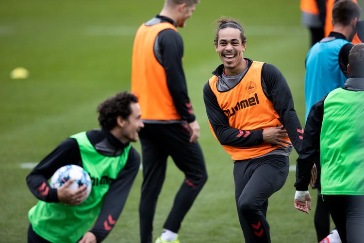 Yussuf Poulsen (th.) og Thomas Delaney (tv.) var i højt humør under tirsdagens træning i Helsingør. Foto: Finn Frandsen