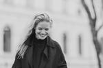 Kjersti Anfinnsen tegner et bittersødt portræt af en karrierekvinde, der har nået den såkaldte tredje alder, men har det med at stoppe op, når det begynder at brænde på, og forfalder til klicheer.  Foto: Marius Fiskum