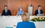 Dronning Margrethe, kronprins Frederik og udenrigsminister Jeppe Kofod (th.) deltager i en officiel frokost i den tyske kansler Angela Merkels officielle residens og sekretariat, Kansleramt i Berlin, under statsbesøget i Tyskland. Foto: Mads Claus Rasmussen/Ritzau Scanpix