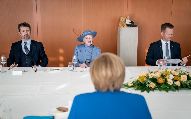 Dronning Margrethe, kronprins Frederik og udenrigsminister Jeppe Kofod (th.) deltager i en officiel frokost i den tyske kansler Angela Merkels officielle residens og sekretariat, Kansleramt i Berlin, under statsbesøget i Tyskland. Foto: Mads Claus Rasmussen/Ritzau Scanpix