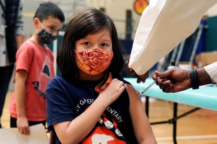 I USA er man allerede i gang med at vaccinere børn mellem 5 og 11 år. Her får syvårige Maya Griesemer første dosis af Pfizer/BioNTechs coronavaccine i Seattle.  Foto: Matt Mills Mcknight/Ritzau Scanpix