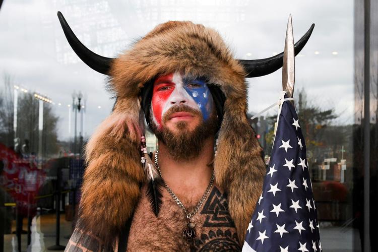 Manden, som er kendt som QAnon-shamanen, får sin dom for sin rolle i stormløbet på kongresbygningen i Washington, D.C., i næste uge. Foto: Stephanie Keith/Ritzau Scanpix
