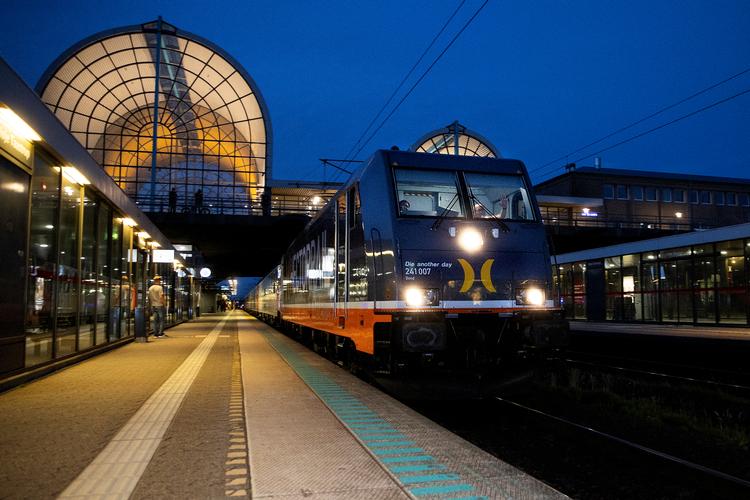 Snälltåget er klar til afgang fra Høje Taastrup mod Hamburg/Berlin. Desværre gør de danske grænsemyndigheder returrejsen til lidt af en nedtur for selskabet og deres rejsende.  Foto: Finn Frandsen