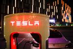 Tesla er verdens mest værdifulde bilfabrikant. Nu har Elon Musk solgt en del af sine aktier på opfordring af sine følgere på Twitter. Foto: Odd Andersen/Ritzau Scanpix