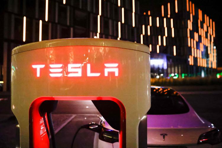 Tesla er verdens mest værdifulde bilfabrikant. Nu har Elon Musk solgt en del af sine aktier på opfordring af sine følgere på Twitter. Foto: Odd Andersen/Ritzau Scanpix
