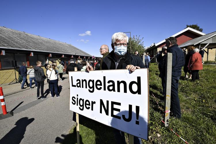 Udlændinge- og integrationsminister Mattias Tesfaye møder Langelands borgere i Humblehallen i forbindelse med det planlagte udrejsecenter Holmegaard på Langeland. Torsdag 20. maj 2021.   Foto: Ernst van Norde