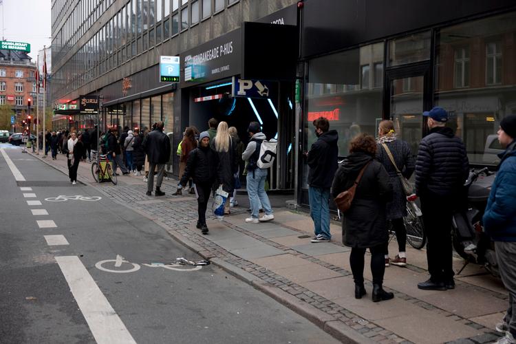 Københavnere i lang kø for at blive testet i går.  Foto: Marcus Emil Christensen