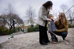 Daniel Toghill og Rikke Hubert med deres blinde datter Paloma. Hun har brug for hjælp til stort set alt, men Københavns Kommune har kun bevilget støttepædagog i institutionen tre dage om ugen. Nu har de lagt sag an.  Foto: Mads Nissen